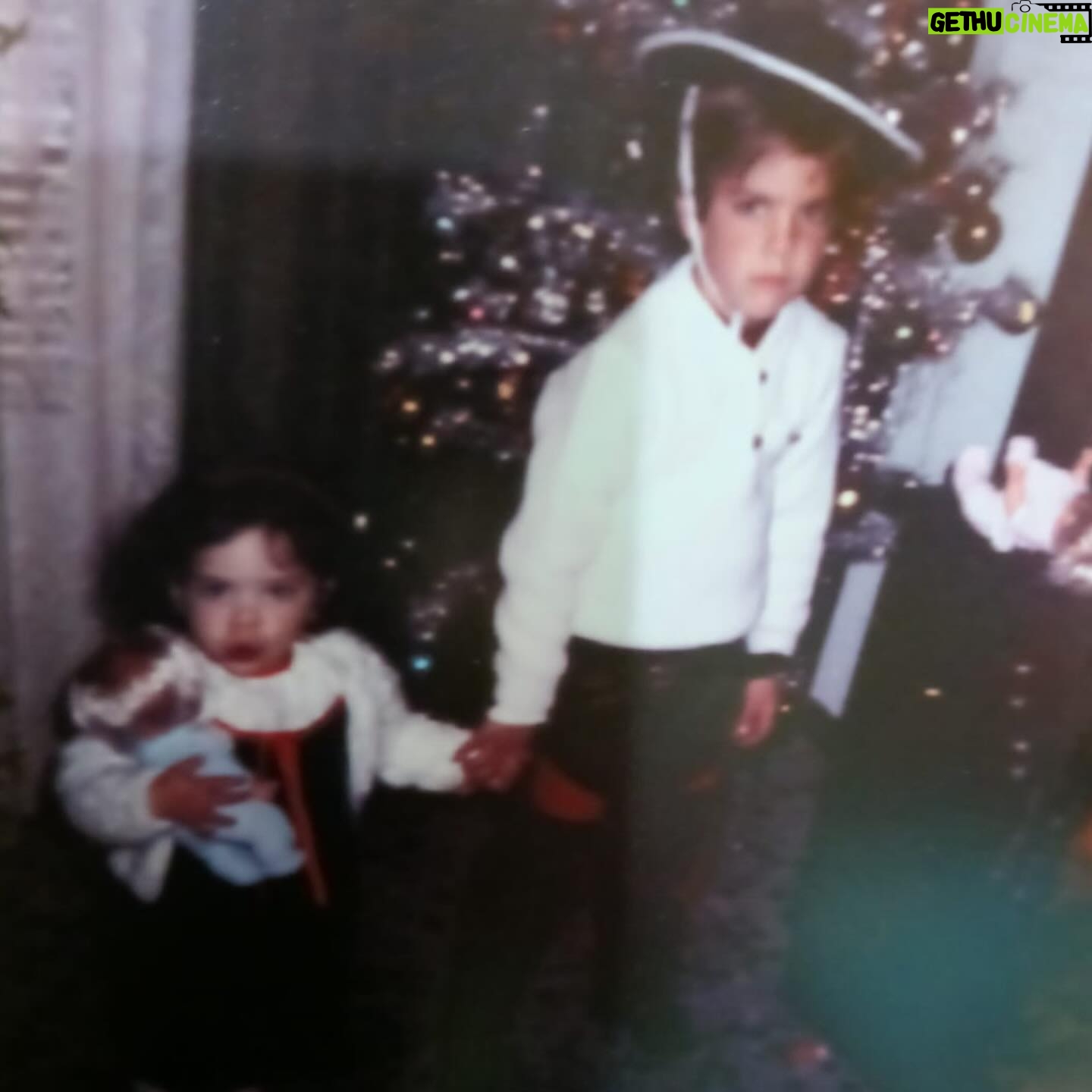 Roberto Leal - 8.2K Likes - Felicidades, papá. Aquí todo bien. Siguiendo los pasos que nos marcaste a @mercedes.lealguillen y a mí y disfrutando de la bendita locura de mamá. ¿Cómo estás tú por Yayolandia? Te queremos. Felicidades a todos los José, Josefas y padrazos del mundo ❤️