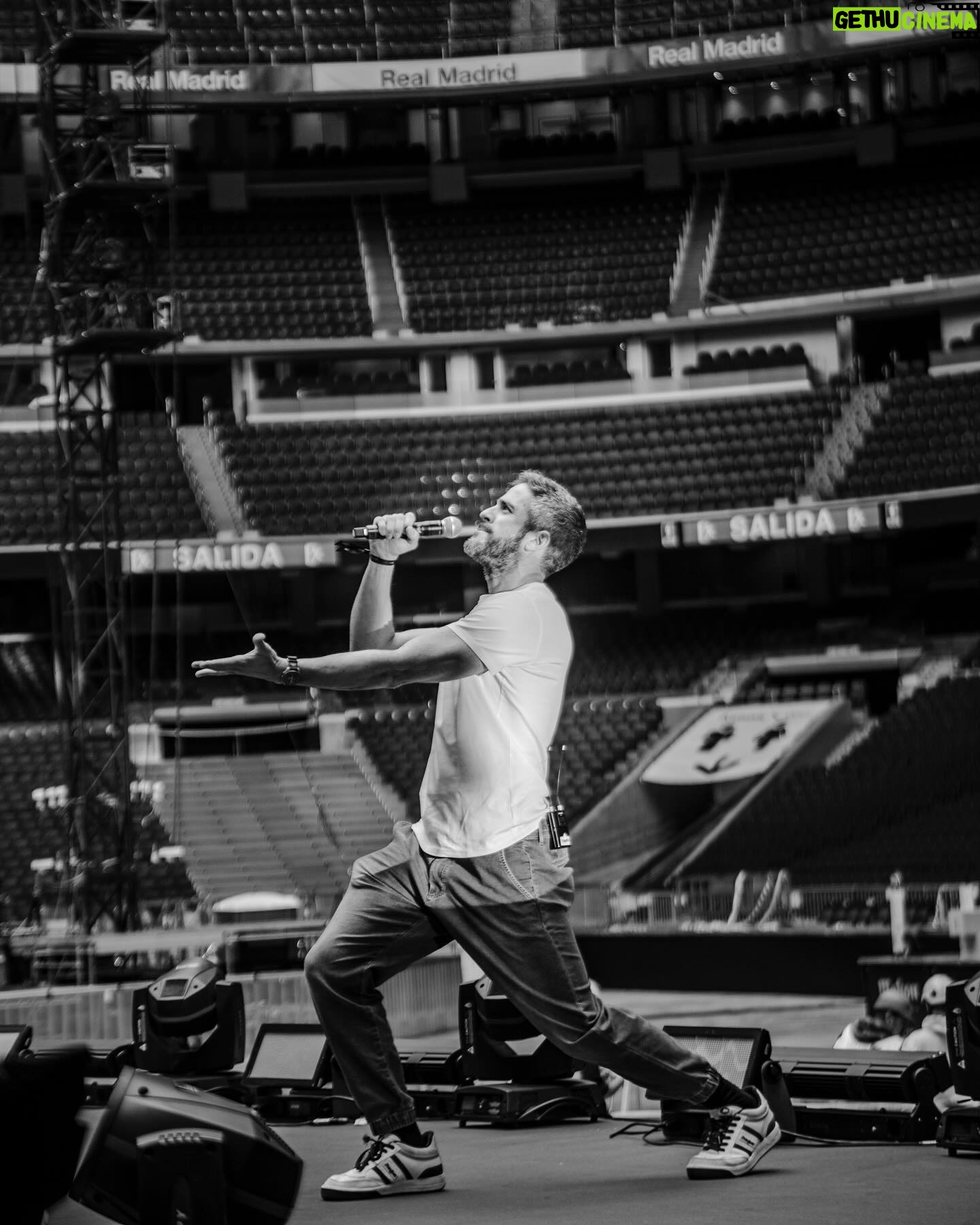 Roberto Leal - 4.5K Likes - La última vez que pisé un escenario en el Bernabéu fue en el concierto de @operaciontriunfo en el verano de 2018. El sábado volví a acordarme de todos ellos en el centenario de @telefonica 💙
Gracias, @planet_events.
@jaimemassieupictures 📸