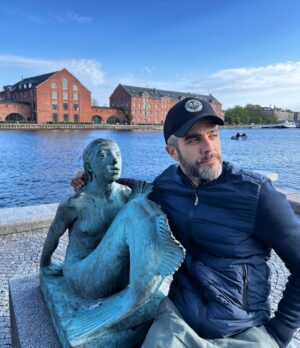 Roberto Leal Instagram - Aquí con la famosa sirenita de Copenhague. Los envidiosos dirán que esta no es 🧜‍♀️ #copenhagen #sirenita