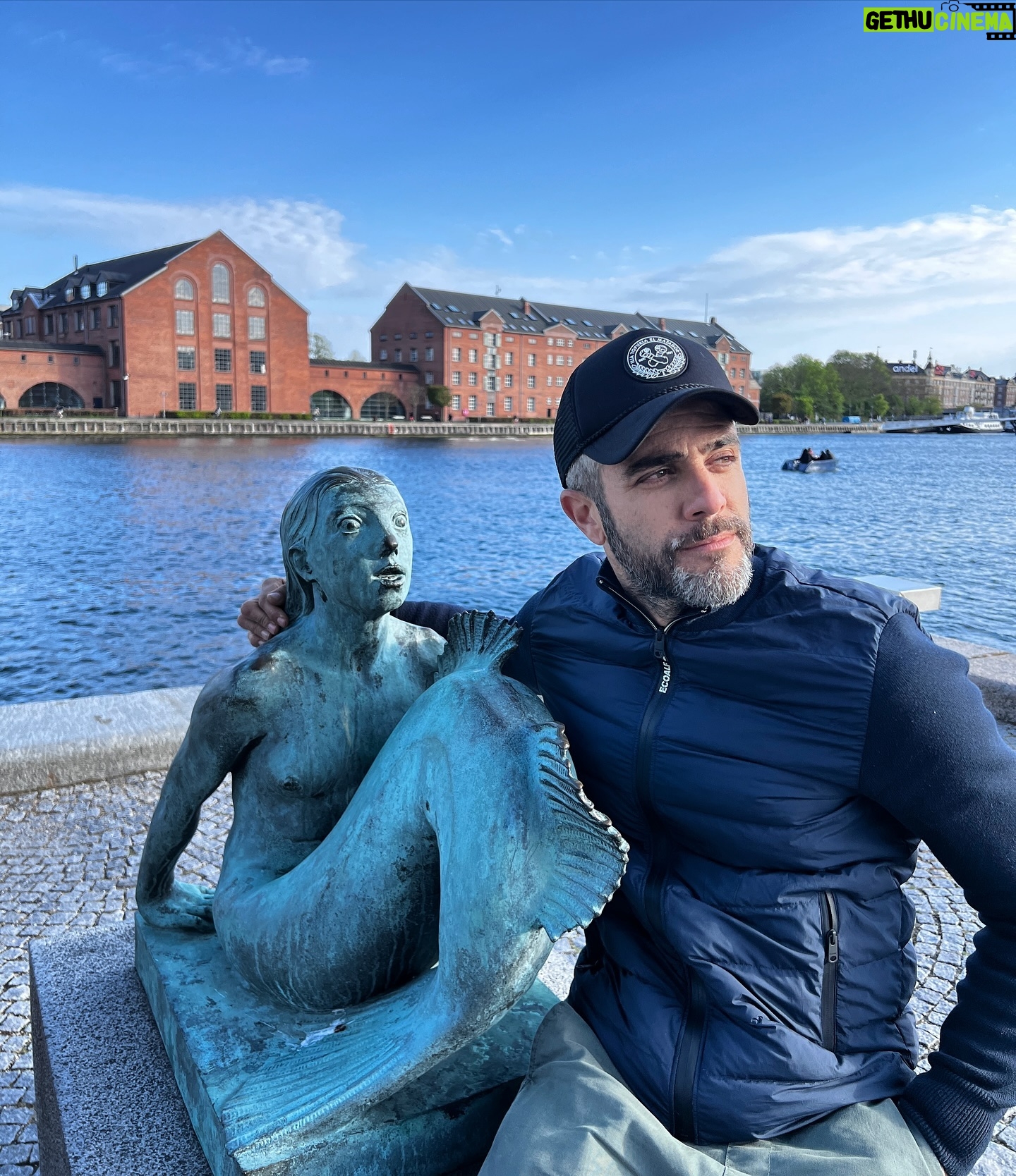 Roberto Leal - 8.8K Likes - Aquí con la famosa sirenita de Copenhague. Los envidiosos dirán que esta no es 🧜♀️ #copenhagen #sirenita