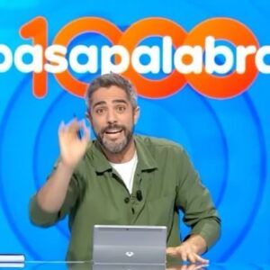 Roberto Leal Instagram - 1000 programas, 1000 tardes de emoción, compañerismo, nervios, risas, talento, alegrías y lágrimas. 1000 veces repetiría con este equipo que ya es familia. 1000 gracias a todos los que estáis ahí. ¿Vamos a por otros 1000? @pasapalabra ❤️