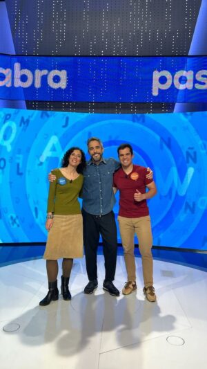 Roberto Leal Instagram - 🙌 ¡Celebramos 4 años de #Pasapalabra en @antena3com 

🧡  @robertolealg , Gema y @nachomangut ya están preparados para disfrutar de esta tarde tan especial de #Pasapalabra4años. 

¿Nos acompañas? 🤗