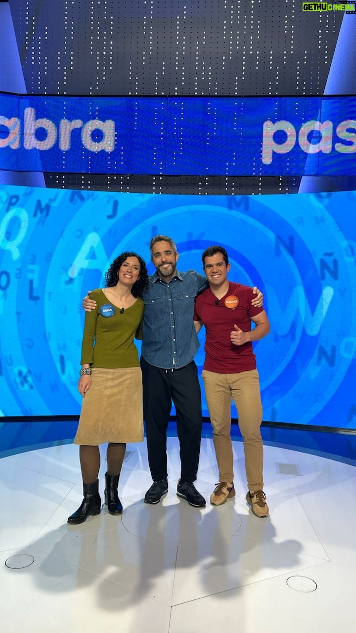 Roberto Leal - 6.6K Likes - 🙌 ¡Celebramos 4 años de #Pasapalabra en @antena3com
🧡 @robertolealg , Gema y @nachomangut ya están preparados para disfrutar de esta tarde tan especial de #Pasapalabra4años.
¿Nos acompañas? 🤗