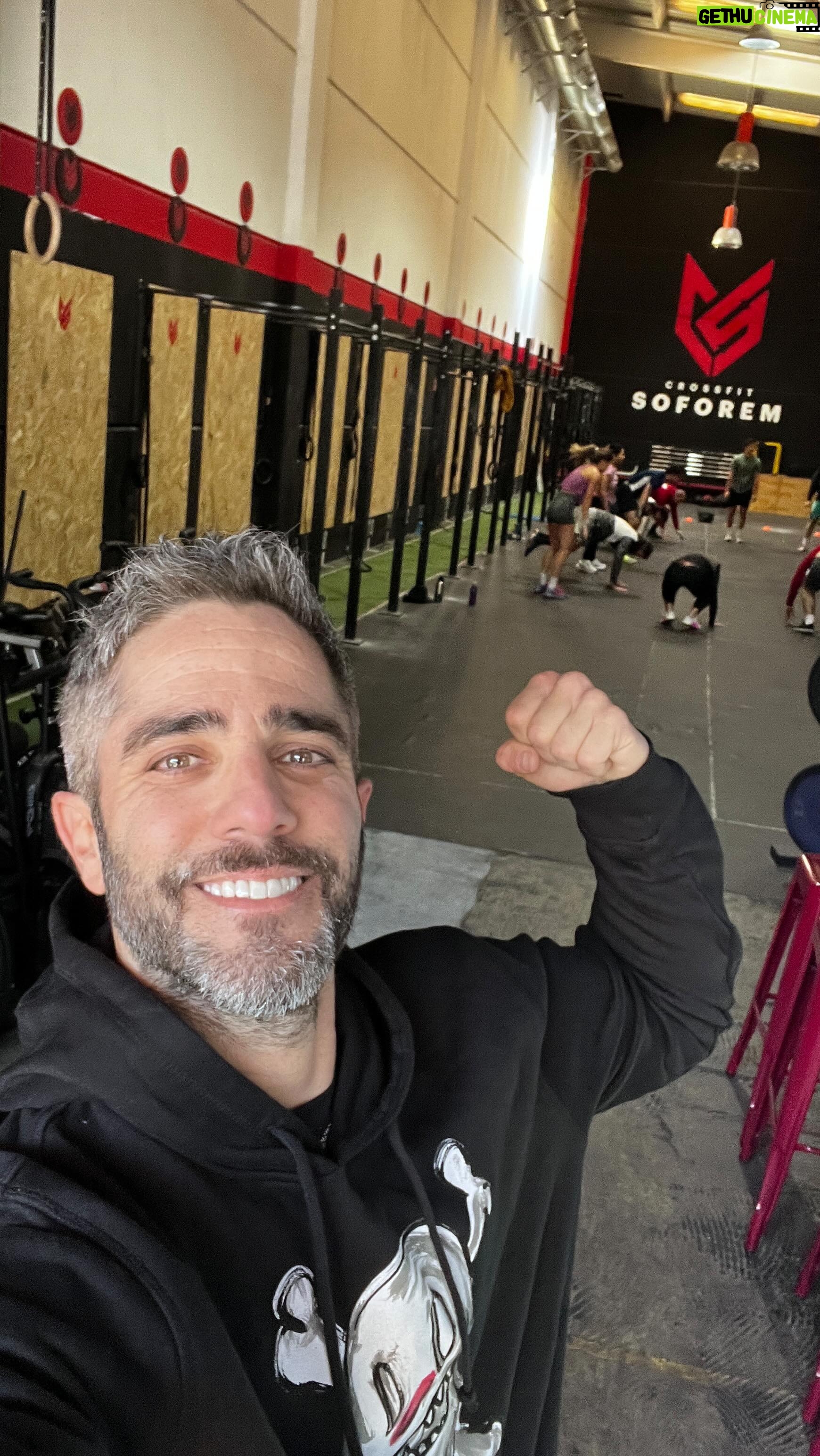 Roberto Leal - 4.5K Likes - Nunca lo reconocí tan claro: SOY UN PICAO. Vosotros también lo haríais, ESTOY SEGURO 😅
Todos tenemos un @moyaramon en nuestras vidas. Etiqueta a tu Ramón, ese amigo que te quiere ganar en TODO.