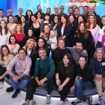 Roberto Leal - 5.6K Likes - 1000 programas, 1000 tardes de emoción, compañerismo, nervios, risas, talento, alegrías y lágrimas. 1000 veces repetiría con este equipo que ya es familia. 1000 gracias a todos los que estáis ahí. ¿Vamos a por otros 1000? @pasapalabra ❤️