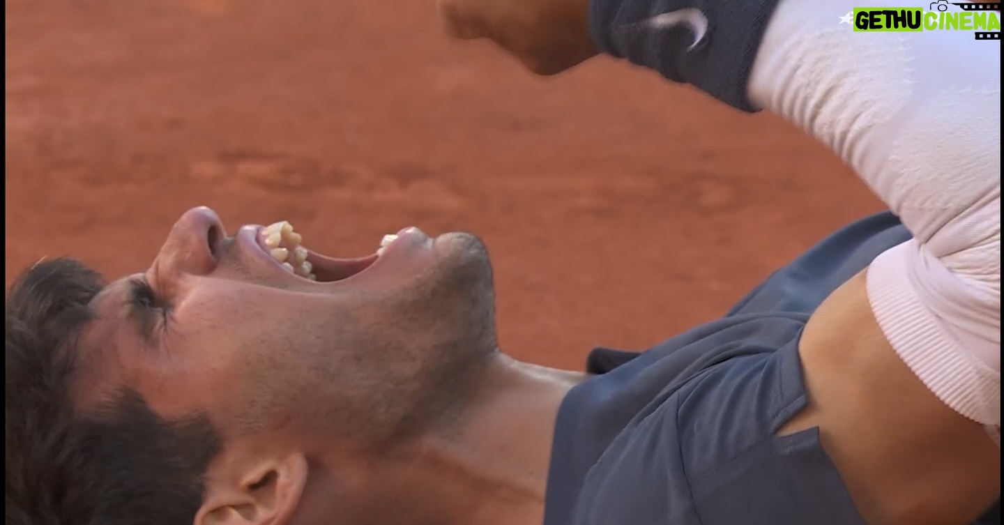 Roberto Leal - 10.4K Likes - Increíble lo tuyo, @carlitosalcarazz. Viva la tierra que te parió 🎾 #rolandgarros