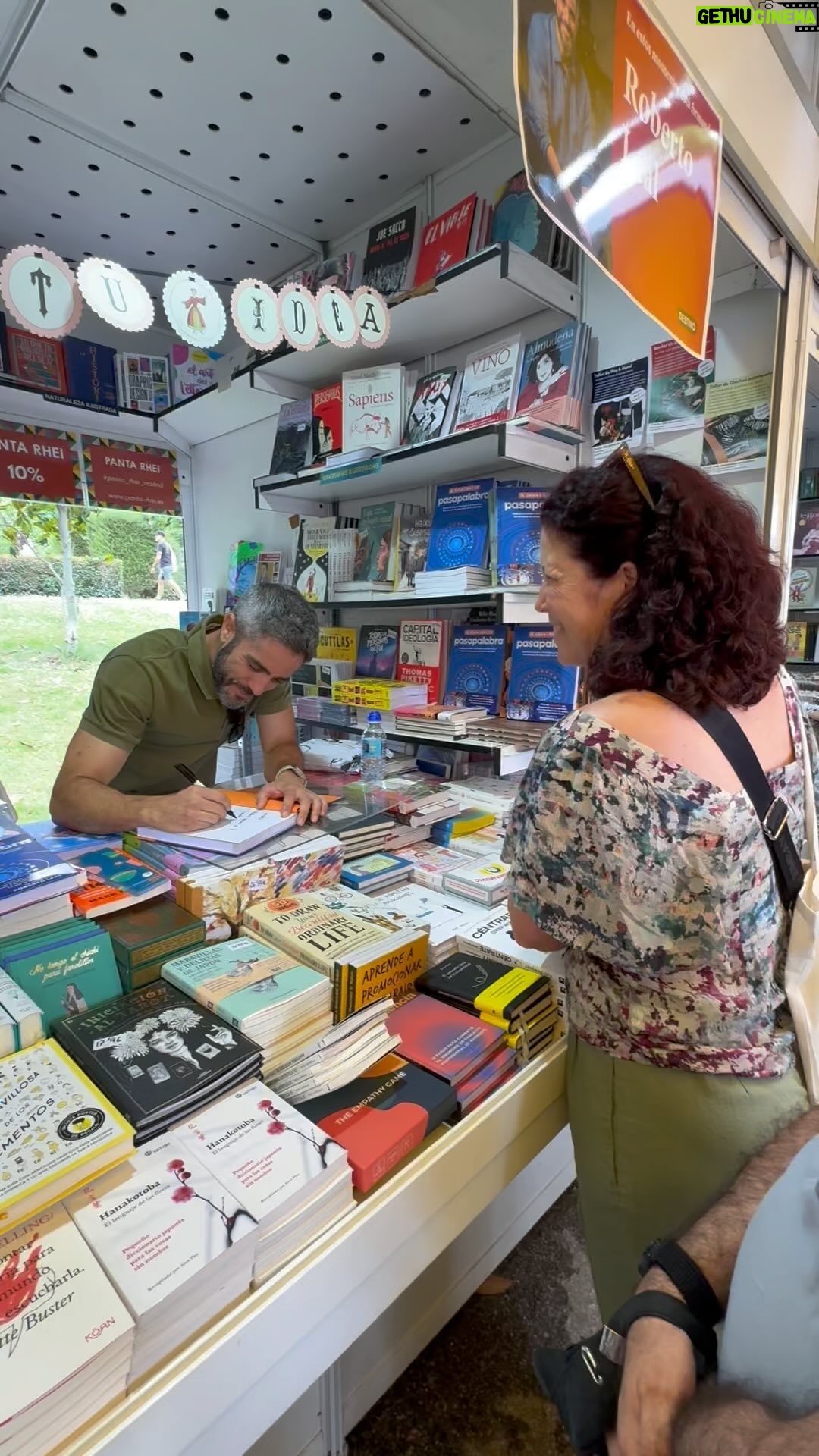 Roberto Leal - 5.3K Likes - Gracias, gracias, gracias a todos los que os habéis pasado hoy por la Feria del Libro de Madrid para que os firmase MI ABUELO PEPE. Me habéis hecho muy feliz. Siento que nos hayamos quedado sin libros 🙏🏼 Los tenéis en vuestras librerías de barrio y en todas las plataformas. Gracias por ayudar con su compra a la fundación @unoentrecienmil ❤️
