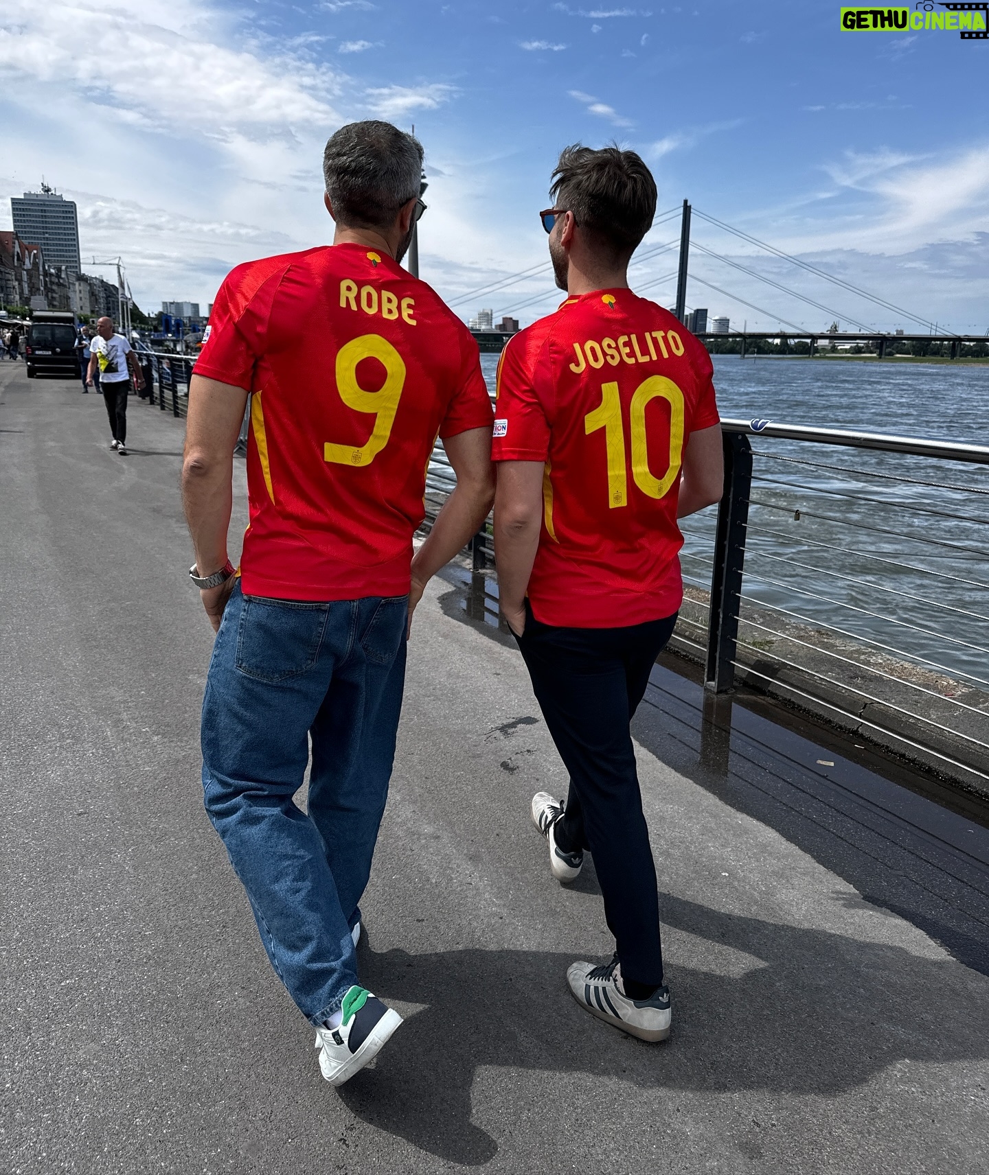 Roberto Leal - 11.9K Likes - A por ellos con ellos. Noche para recordar la que nos espera hoy en el partido de España 🇪🇸 e Italia 🇮🇹. Gelsenkirchen, allá vamos.
¿Alguna porra para esta noche? Yo digo 2 a 1 para España. ¡Cuéntame!
