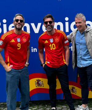 Roberto Leal Instagram - A por ellos con ellos. Noche para recordar la que nos espera hoy en el partido de España 🇪🇸 e Italia 🇮🇹. Gelsenkirchen, allá vamos.

¿Alguna porra para esta noche? Yo digo 2 a 1 para España. ¡Cuéntame!