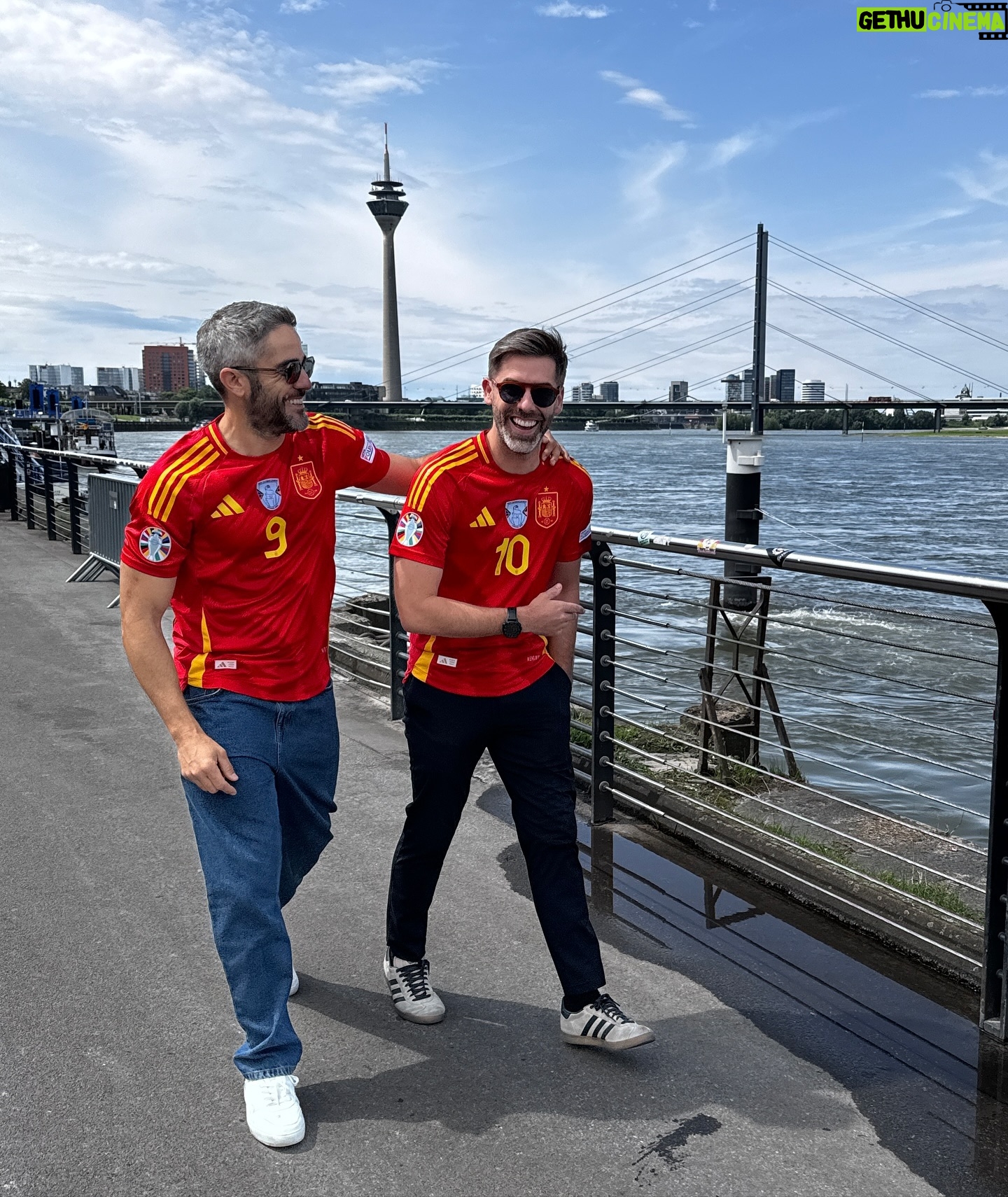 Roberto Leal - 11.9K Likes - A por ellos con ellos. Noche para recordar la que nos espera hoy en el partido de España 🇪🇸 e Italia 🇮🇹. Gelsenkirchen, allá vamos.
¿Alguna porra para esta noche? Yo digo 2 a 1 para España. ¡Cuéntame!