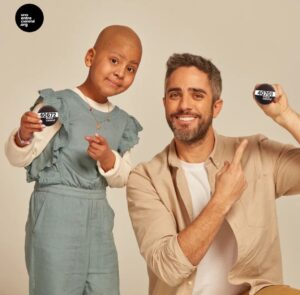 Roberto Leal Instagram - Me ha costado mucho escribir esto…

Hace unos días esta preciosidad, la pequeña Luana, voló alto al cielo de los niños ❤️. Nos conocimos en una campaña de @unoentrecienmil para recaudar fondos para la investigación de la leucemia infantil y su sonrisa y ganas de vivir fue lo primero que me cautivó. Si a los que la conocimos nos duele en el alma, no quiero ni imaginar a sus familiares y amigos. Es imposible ponerse en la piel de estos pequeños, de sus padres, de sus equipos médicos. Por eso es tan importante que se destinen fondos para que algún día, ojalá pronto, no tengamos que adelantar estas durísimas despedidas. Dejas mucho amor aquí, Luana 🙏🏼👼