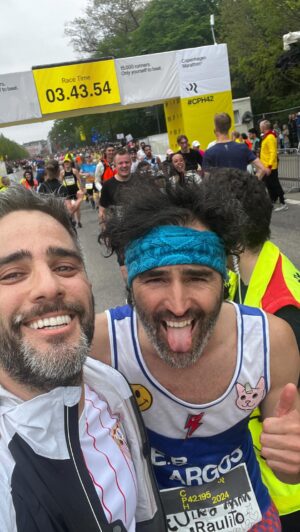 Roberto Leal Instagram - EL APOTEÓSICO FINAL, en mis STORIES.

Otra más para la saca de @raulgomez82, alias maratón man. Vivir los últimos 13k  acompañándole ha sido muy bonito. Final feliz para un viaje inolvidable en Copenhague en familia. 💪🏼 Seguimos!
