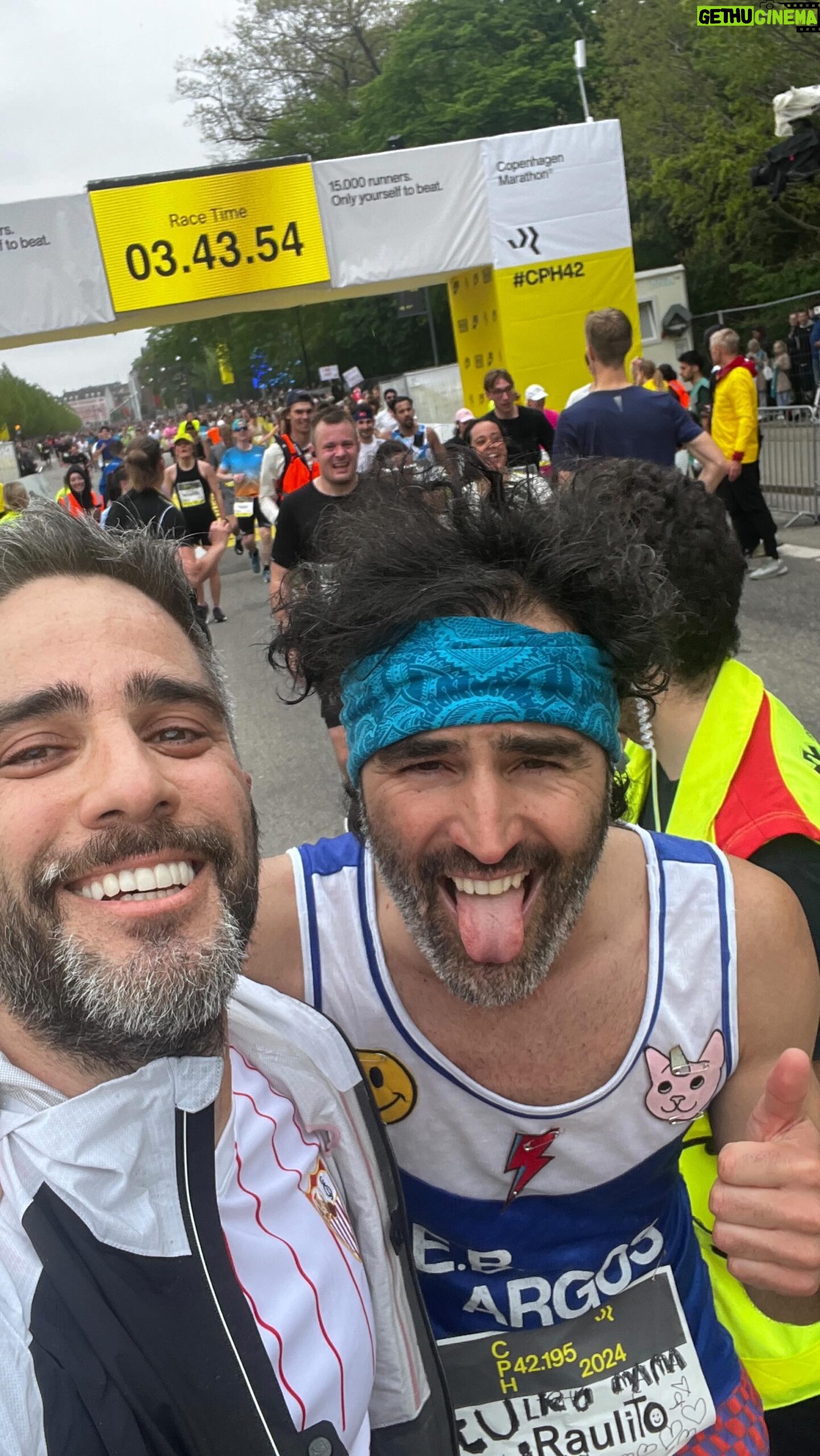 Roberto Leal - 18.3K Likes - EL APOTEÓSICO FINAL, en mis STORIES.
Otra más para la saca de @raulgomez82, alias maratón man. Vivir los últimos 13k acompañándole ha sido muy bonito. Final feliz para un viaje inolvidable en Copenhague en familia. 💪🏼 Seguimos!