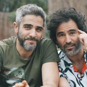 Roberto Leal Instagram - Hemos tenido la charla más importante con nuestras hijas mayores hasta la fecha. Consejos vitales que las harán llegar muy lejos, motivación a granel, poesía inspiracional, estímulos sensitivos que te agitan el corazón, arte hecho con palabras repletas de conocimiento y experiencia aunque todo, se resume en una sola frase: Si lo puedes soñar, lo puedes lograr…o no!! P.d: este vídeo es un regalo para el alma. @robertolealg & @raulgomez82 #TheIdiots #coach #motivation #kids 🤡👧🏼🤡👧🏼