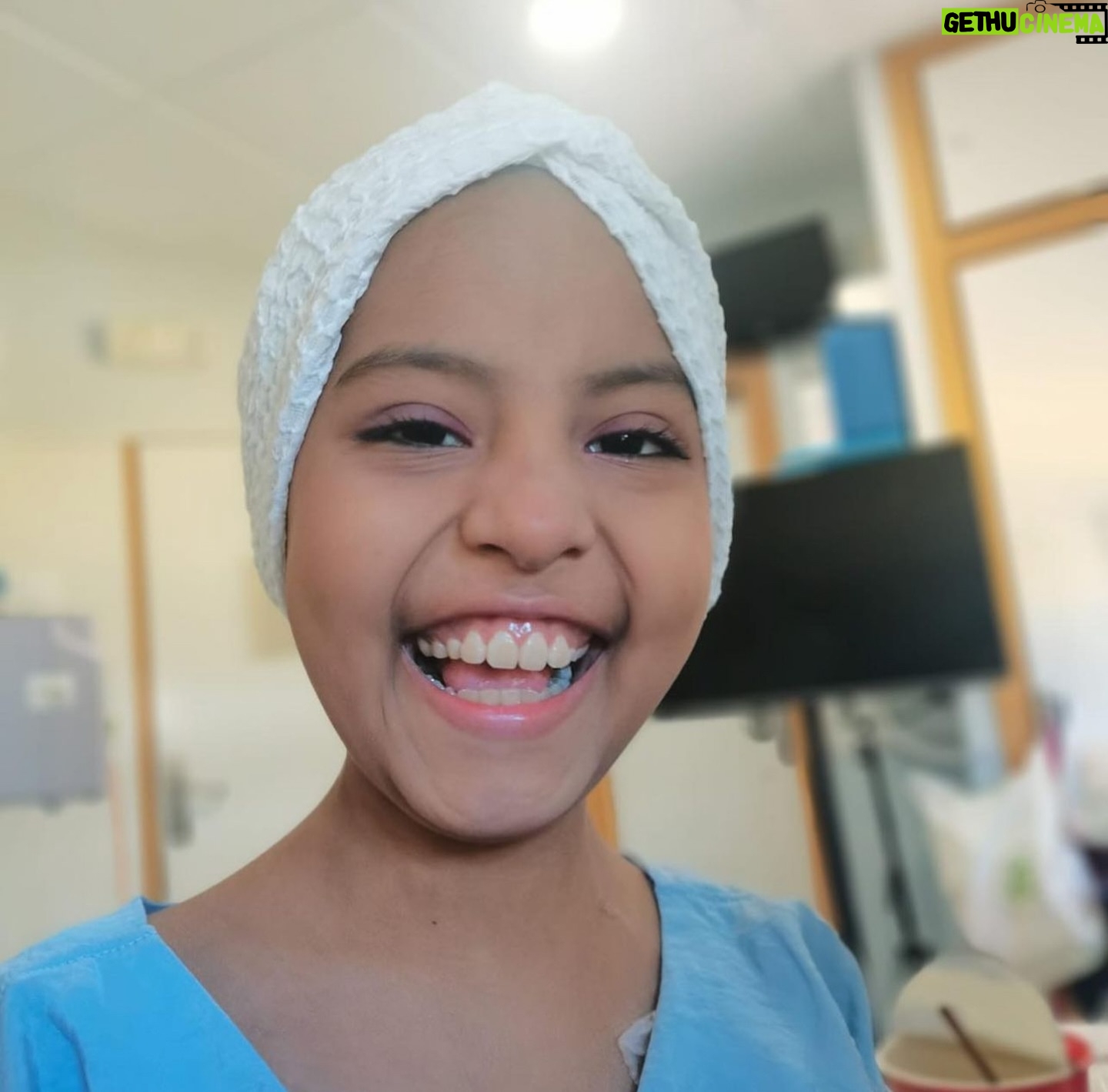 Roberto Leal - 29.9K Likes - Me ha costado mucho escribir esto…
Hace unos días esta preciosidad, la pequeña Luana, voló alto al cielo de los niños ❤️. Nos conocimos en una campaña de @unoentrecienmil para recaudar fondos para la investigación de la leucemia infantil y su sonrisa y ganas de vivir fue lo primero que me cautivó. Si a los que la conocimos nos duele en el alma, no quiero ni imaginar a sus familiares y amigos. Es imposible ponerse en la piel de estos pequeños, de sus padres, de sus equipos médicos. Por eso es tan importante que se destinen fondos para que algún día, ojalá pronto, no tengamos que adelantar estas durísimas despedidas. Dejas mucho amor aquí, Luana 🙏🏼👼