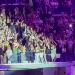 Roberto Leal Instagram - Lo de @manuelcarrasco_ es único. Un Bernabéu a reventar, desaparece del escenario y de pronto renace entre el público. Viva la madre que re parió, Manuel.