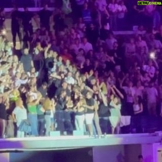 Roberto Leal - 27.8K Likes - Lo de @manuelcarrasco_ es único. Un Bernabéu a reventar, desaparece del escenario y de pronto renace entre el público. Viva la madre que re parió, Manuel.