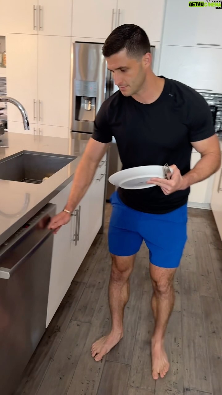 Roberto Portales - 6.4K Likes - I just don’t get it 🤦🏻♂️ #marriedlife #husbands #dishwasher #chores #husband