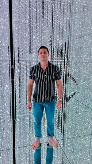 Roberto Portales Instagram - The best immersive art I’ve experienced…and yes, I know I’m camp 😆 #teamlabplanets #tokyo #immersiveart #art #artexhibition