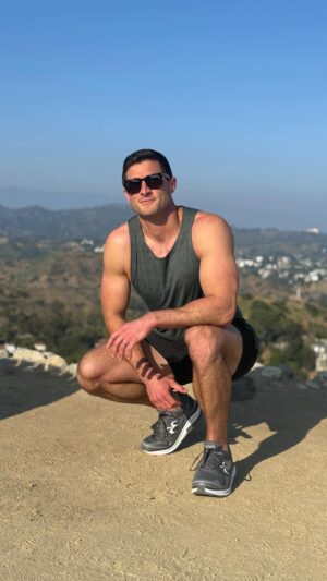 Roberto Portales Instagram - I hike for my physical and mental fitness 🏃🏻‍♂️ My @gdefy sneakers ensure I can do so in comfort ☺️ Use code RJ20 for $20 off your pair #hiking #fitness #cardio #footwear #shoes #activelifestyle