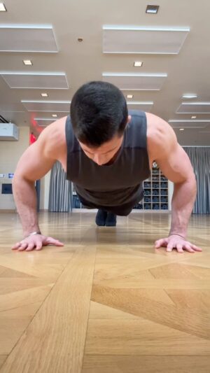 Roberto Portales Instagram - Slow Motion Pushups = Maximum Time Under Tension 💪🏼 #fitness #pushup #chestday #gymtime #workout