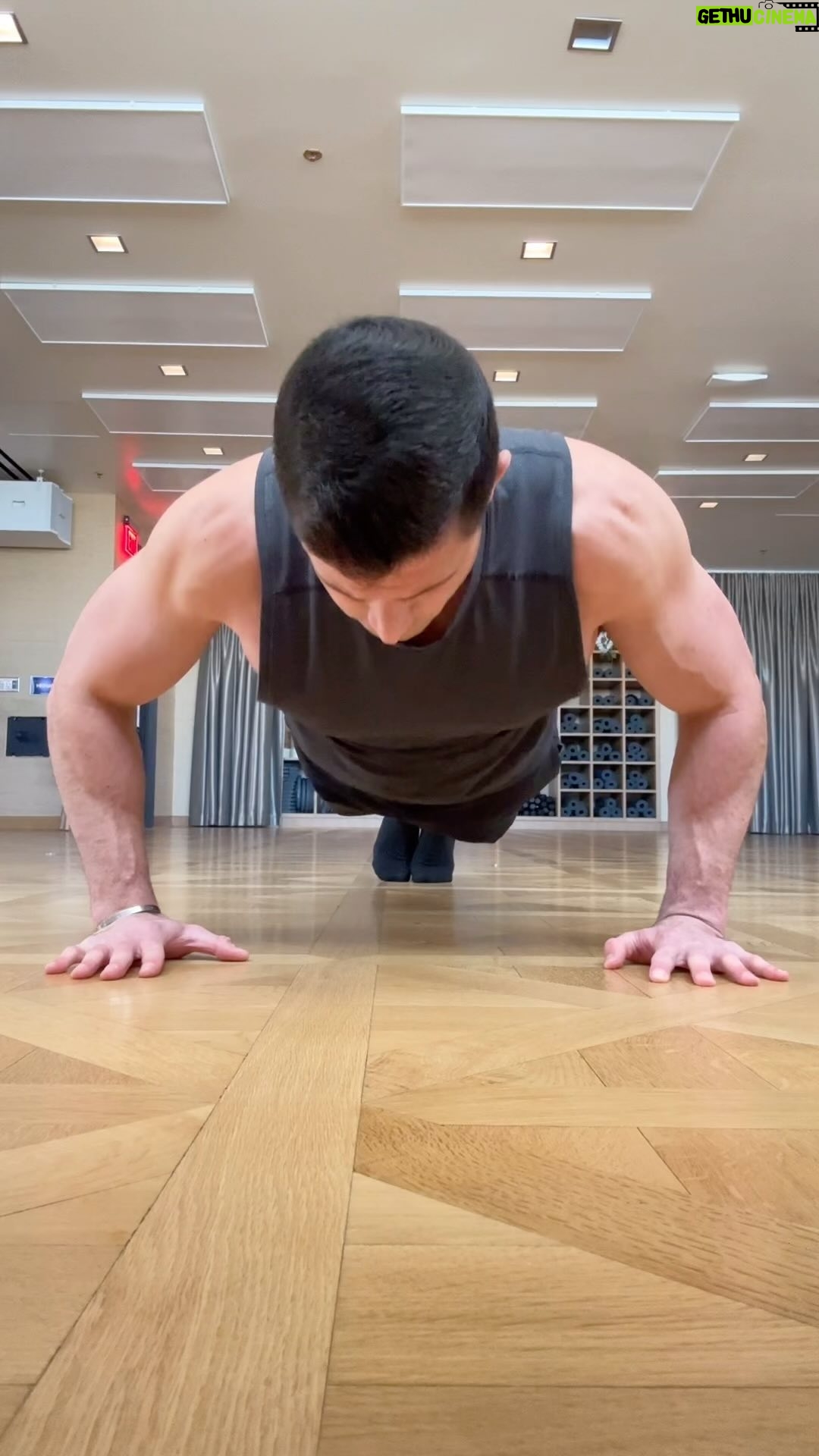 Roberto Portales - 2.5K Likes - Slow Motion Pushups = Maximum Time Under Tension 💪🏼 #fitness #pushup #chestday #gymtime #workout