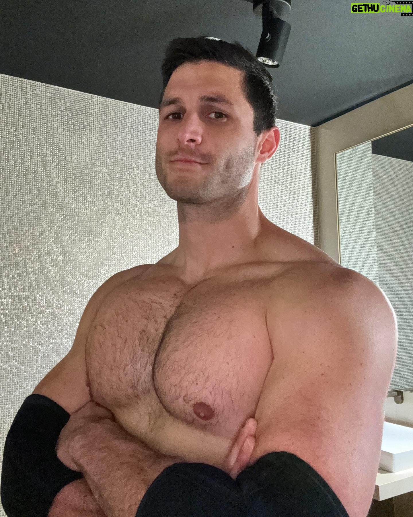Roberto Portales - 3 Likes - Favorite part of the day 🏋🏻 #gymtime #fitness #chestday #workout #chest #postworkout