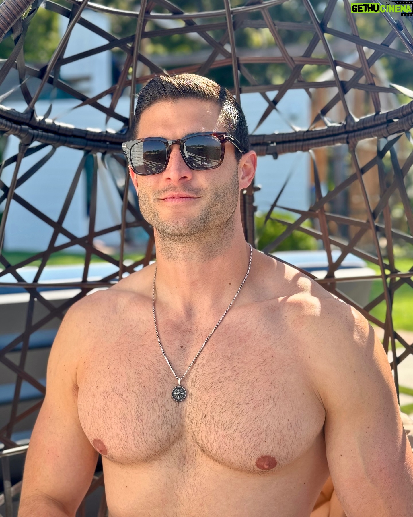 Roberto Portales - 3 Likes - Finally…The Sun has come back to Los Angeles 😎 #sunnyday #losangeles #poolside #sundayfunday #sunny #summervibes