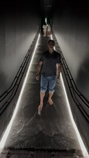 Roberto Portales Instagram - I think someone left the bathtub running upstairs 😆 JK it’s the entrance to teamLab Planets in Tokyo #art #immersiveart #artexhibition #water #sensory