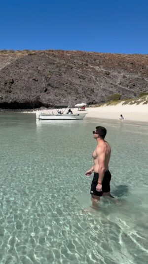 Roberto Portales Instagram - Baja California has so much to offer #travel #snorkeling #whaleshark #beach #mexico #sealife