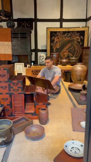 Roberto Portales Instagram - In another life, I’d live in Japan 🇯🇵 #throwback #noshoes #kyoto #travel #culture #japan