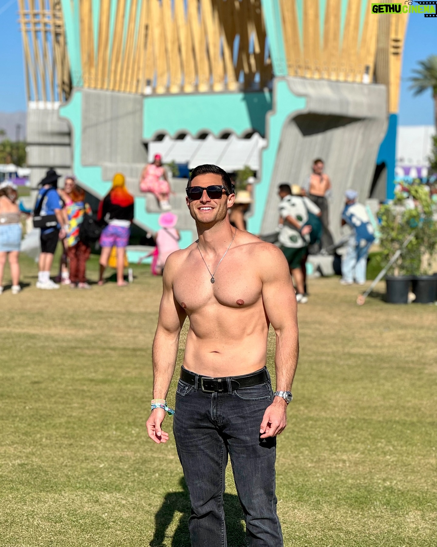 Roberto Portales - 3 Likes - Always a vibe 🌵 #coachella #musicfestival #goodvibes #fitness #desert