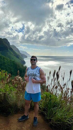 Roberto Portales Instagram - How it is on the trail 😝 #hiking #iykyk #hike #hawaii #ﬁtness
