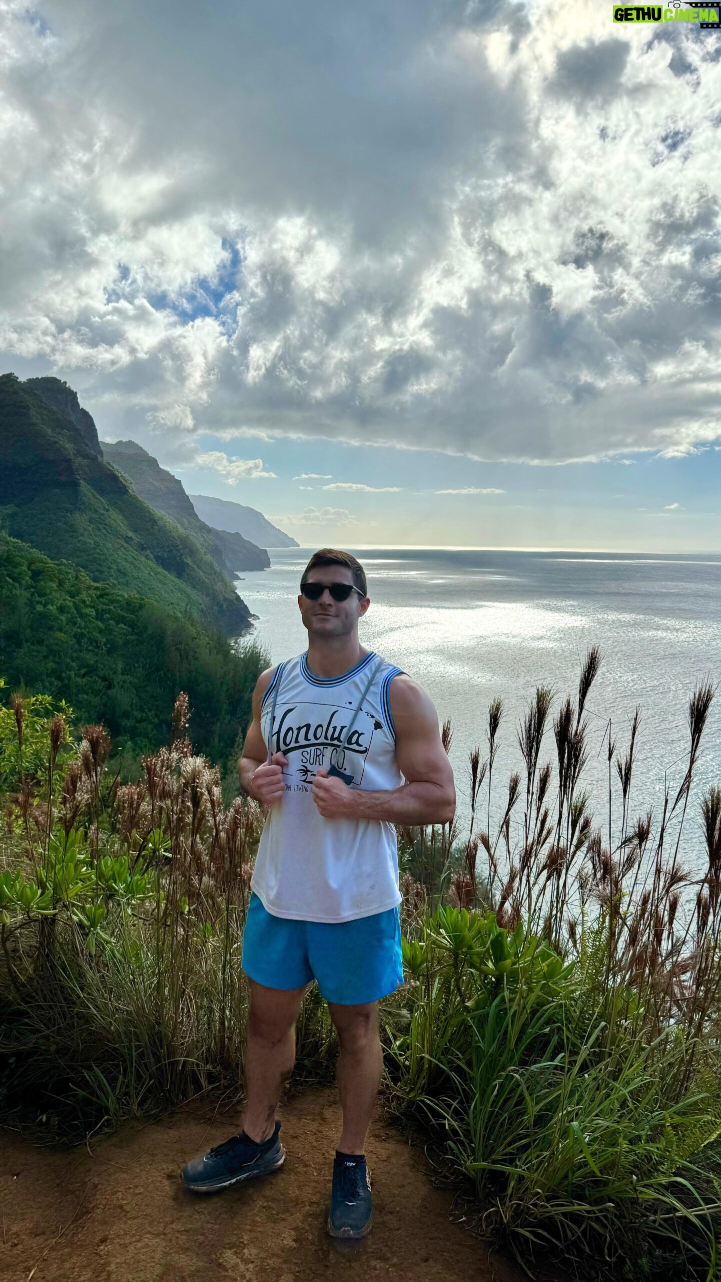Roberto Portales - 3.9K Likes - How it is on the trail 😝 #hiking #iykyk #hike #hawaii #fitness