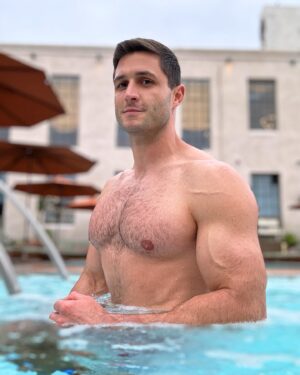 Roberto Portales Instagram - Post lift dip ☺️ #fitness #hottub #spq #healthclub #postworkout