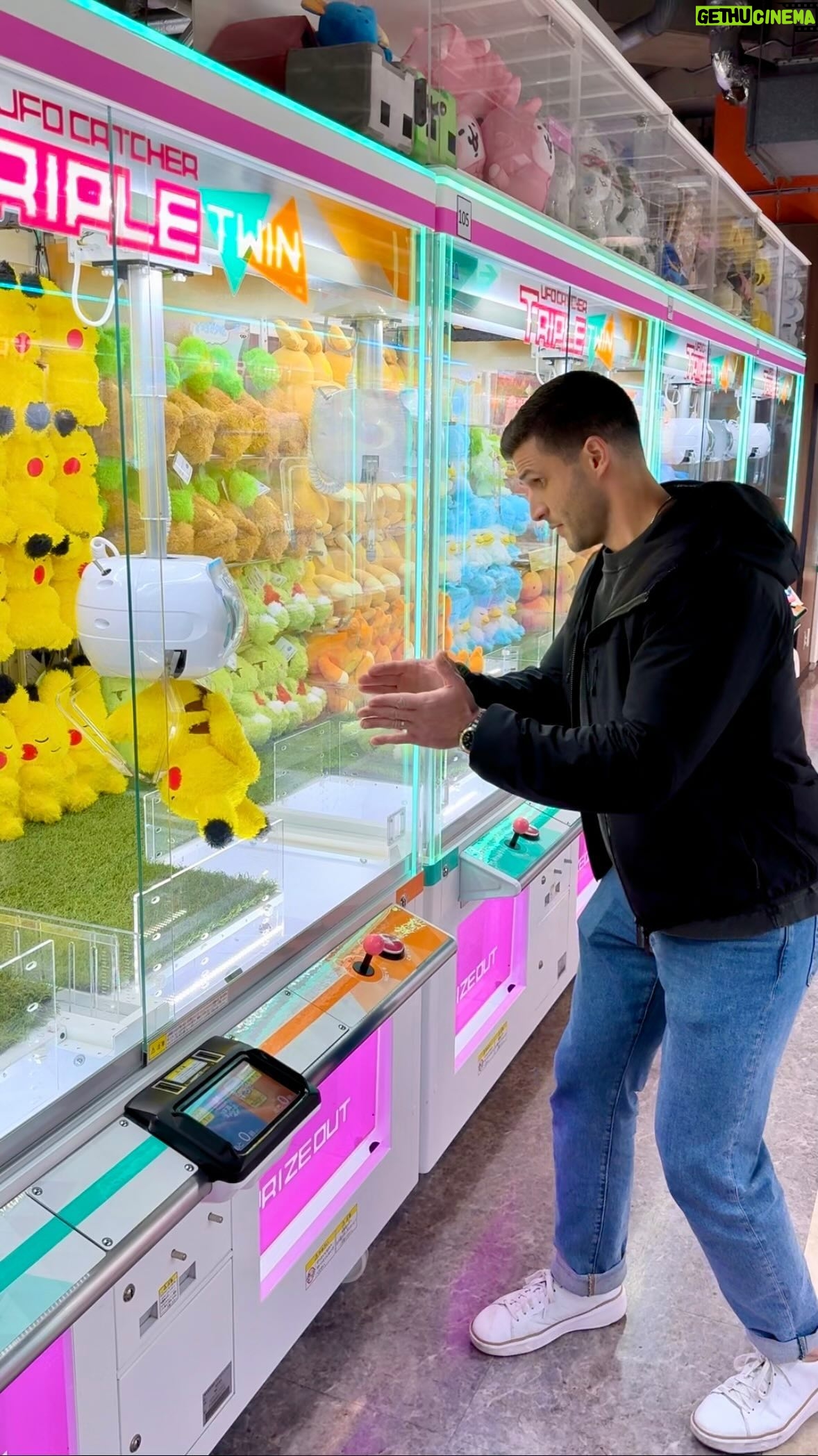 Roberto Portales - 10.7K Likes - Claw Machine DRAMA…Watch Until The End 🤣🤣🤣
•
•
•
•
#clawmachine #arcade #pokemon #squirtle #tokyo #japan #travel #games #winner #nevergiveup #neverquit