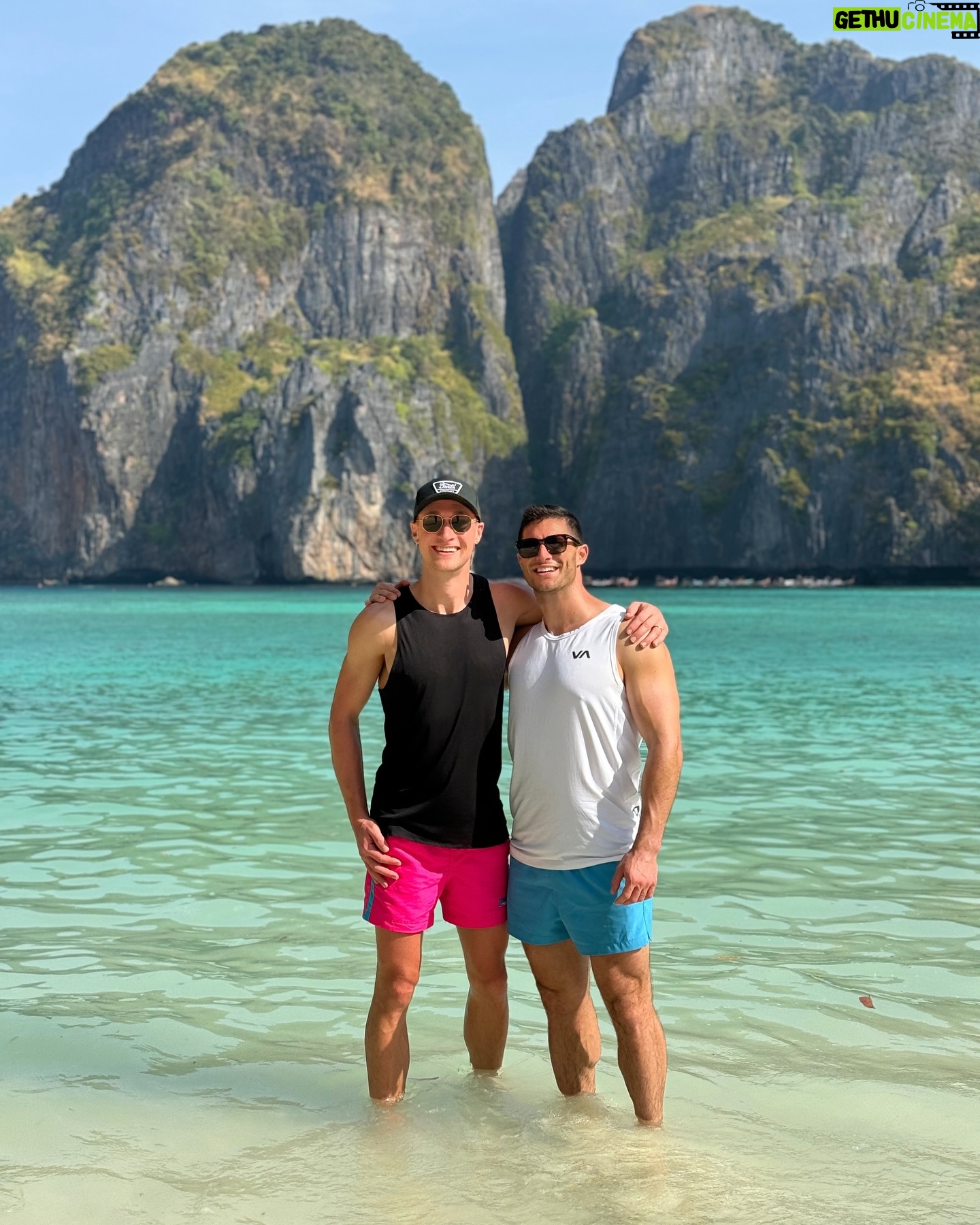 Roberto Portales - 3 Likes - 9 Years ❤️
#anniversary #husbands #thailand #mayabay #travel #phiphiisland #beach