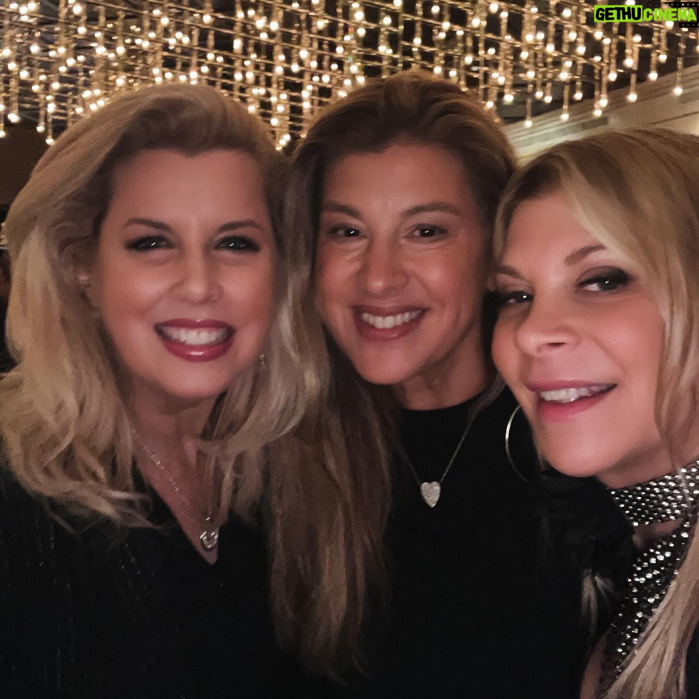Robi Ludwig - 833 Likes - Thank you David Perozzi for bringing me to this funtastic book party @huntandfish for none other than @scaramucci Congrats, Anthony! It was definitely the place to be with @chrisccuomo @chrischristie @ritacosbyshow @valgreenberg and many other familiar faces showing up to celebrate.
Dress @foxsdesigner
#bookparty #anthonyscaramucci #himtamdfish #tvlive #nyc #broadwayworld