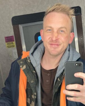 Robin Lord Taylor Instagram - COUPLE THINGS: 1. An all new @nbclawandorder #OrganizedCrime airs tonight at 10 EST! 2. I’ve been working with one of my #Gotham besties, @thatadamdecarlo! 3. And the fabulous @iamsimonemoore. 4. A friendly Yonkers local who helped us keep the block locked down.