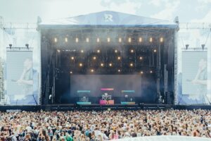 Robin Packalen Instagram - Mä oon saanut kunnian esiintyy Ruississa useesti ennenkin, kuitenkaan vielä kertaakaan Turun omaa poikaa laitettu festareiden isoimmalla lavalle, eli Niittylavalle. Eilinen oli keikka jota en osannut jännittää, koska ajattelin että festarin toisen päivän avaajana kello kahelta paikalla ei ois viel hirveesti väkee, mut olin todella väärässä. 🔥 Tuun muistaa eilisen ikuisesti, ja siitä kiitos teille kaikille jotka jaksoitte repii ittenne mestoille💙 Myöhemmin tulos viel lisää kontsaa keikasa!