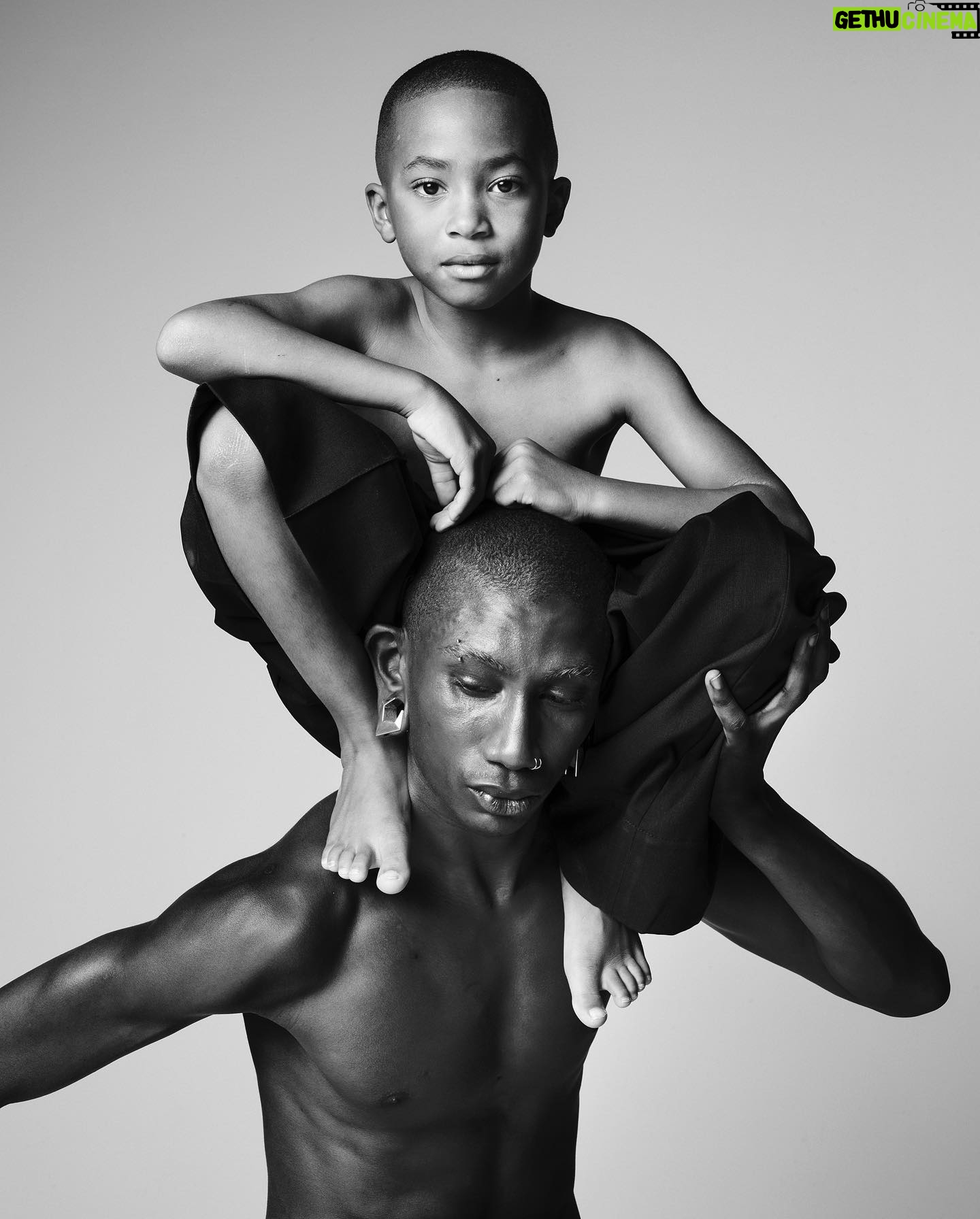 Robin de Puy - 1K Likes - These two. ✨
Photo: @robin_de_puy
Models: Gil and Patient / @aplmodelmanagement @gilthegrid @patientmine
Styling: @suzekuit
Make-up: @punching.pictures @houseoforangeagency
Hair: @jody_cuberli
Assistant: @manondijkman
