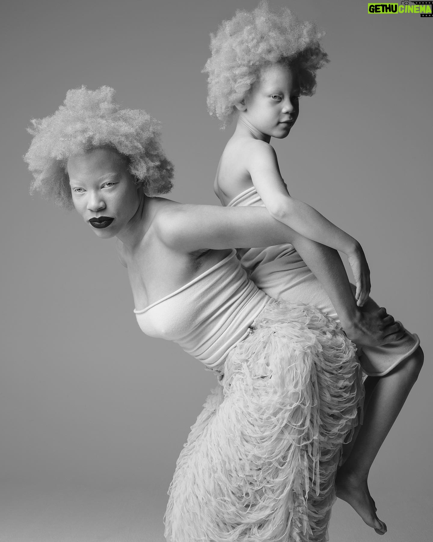 Robin de Puy - 1.1K Likes - Most gorgeous duo: Latifa and Brooklyn. ✨✨
Photo: @robin_de_puy
Models: @latifamwazi @brooklynmartir_ @aplmodelmanagement
Styling: @suzekuit
Make-up: @punching.pictures
Hair: @jody_cuberli
Assistant: @manondijkman