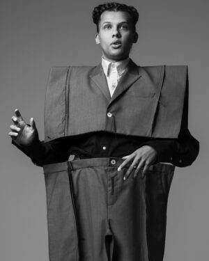 Robin de Puy Instagram - Goodmorning Stromae! ❤️ 
Break a leg tomorrow night! #multitudetour #afaslive #amsterdam 

Photography: @robin_de_puy for @volkskrantmagazine 
Styling: @astridschilders (amazing suit by: @ninamounah)
Hair: @aliciadubois82 
Assistent: @manondijkman 
Great interview in Volkskrant Magazine by: @mennopot
Many thanks to: @stromae @barbiercoralie 💕 and @cinderella_schaap