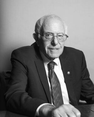 Robin de Puy Instagram - Hi Bernie! 🙋🏽‍♀️
#diezeit #berniesanders