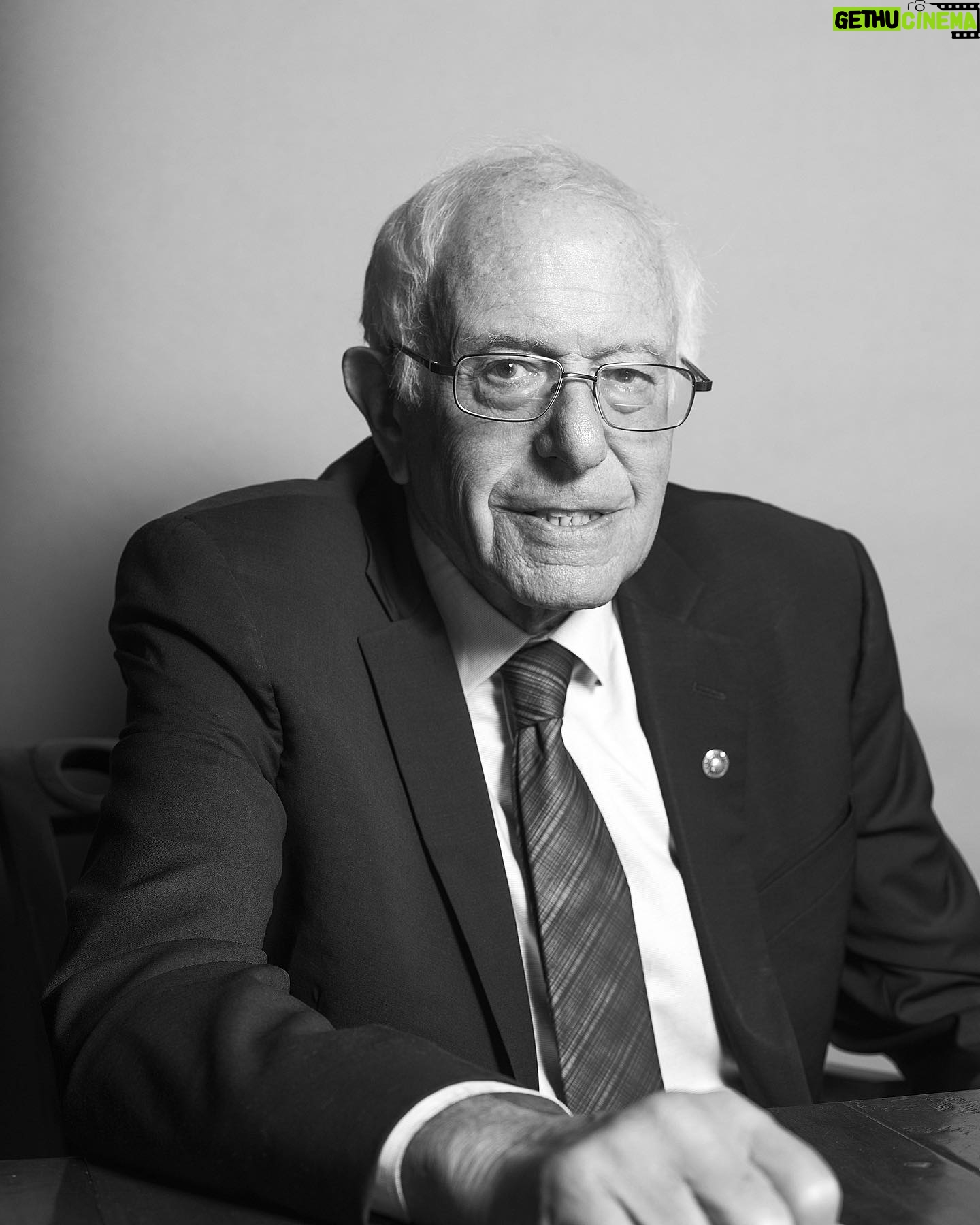 Robin de Puy - 1K Likes - Hi Bernie! 🙋🏽♀️
#diezeit #berniesanders