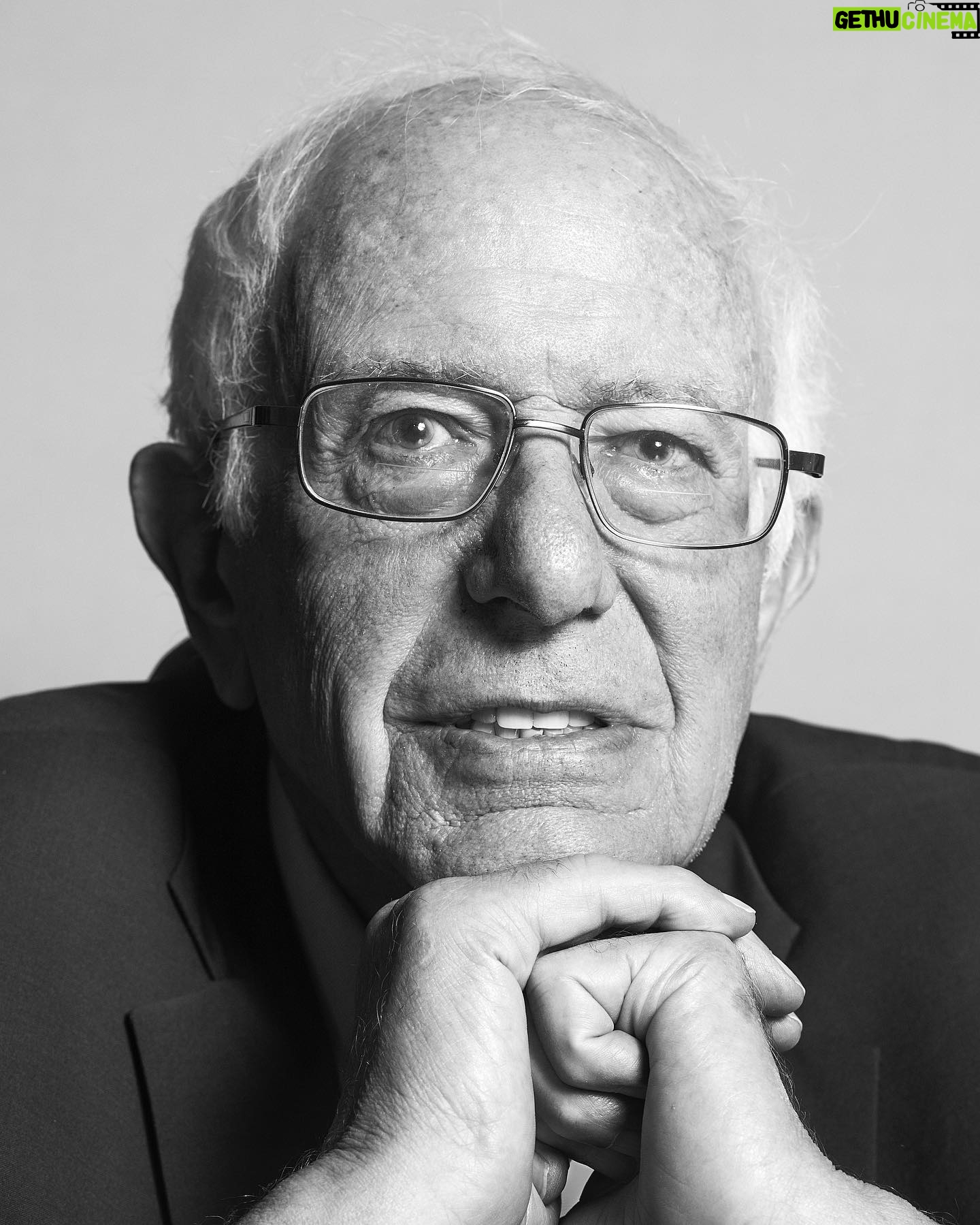 Robin de Puy - 1K Likes - Hi Bernie! 🙋🏽♀️
#diezeit #berniesanders