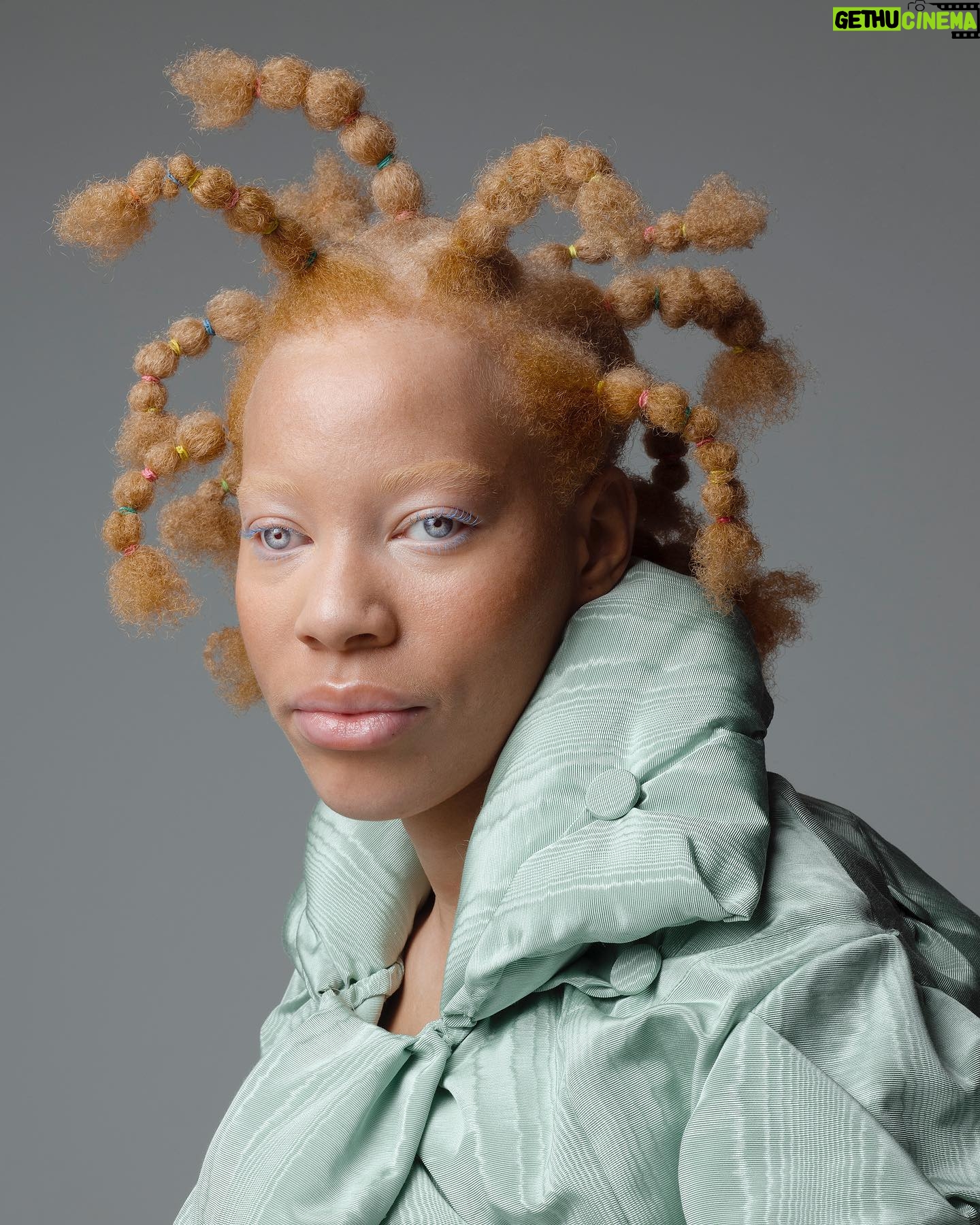 Robin de Puy - 1.2K Likes - ❤️🤍🧡🖤🤎
Photo: @robin_de_puy
Models: @latifamwazi / @aplmodelmanagement
Styling: @suzekuit
Make-up: @punching.pictures
Hair: @jody_cuberli
Assistant: @manondijkman
#albinism #albinismmodel