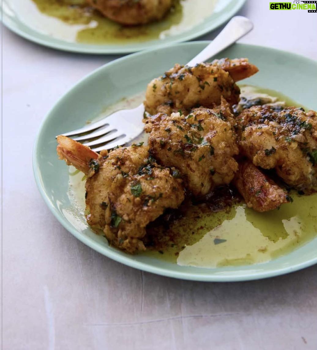 Rocco DiSpirito - 286 Likes - Shrimp Francese is a delicious Italian-inspired dish featuring sautéed shrimp in a creamy lemon butter sauce. You can find it in my new cookbook, Everyday Delicious.
The key components include lemon, white wine and butter all cooked together to create a rich and flavorful sauce. I also add garlic, shallots and parsley to mine.
Shrimp Francese is perfect for seafood lovers looking for a decadent yet simple dish to enjoy.
#shrimpfrancese #everydaydelicious #cookbook #newcookbook #besrecipes #shrimp #recipe #favoritedish #eeeats #cheflife #foodies #nycfoodies #chefstable