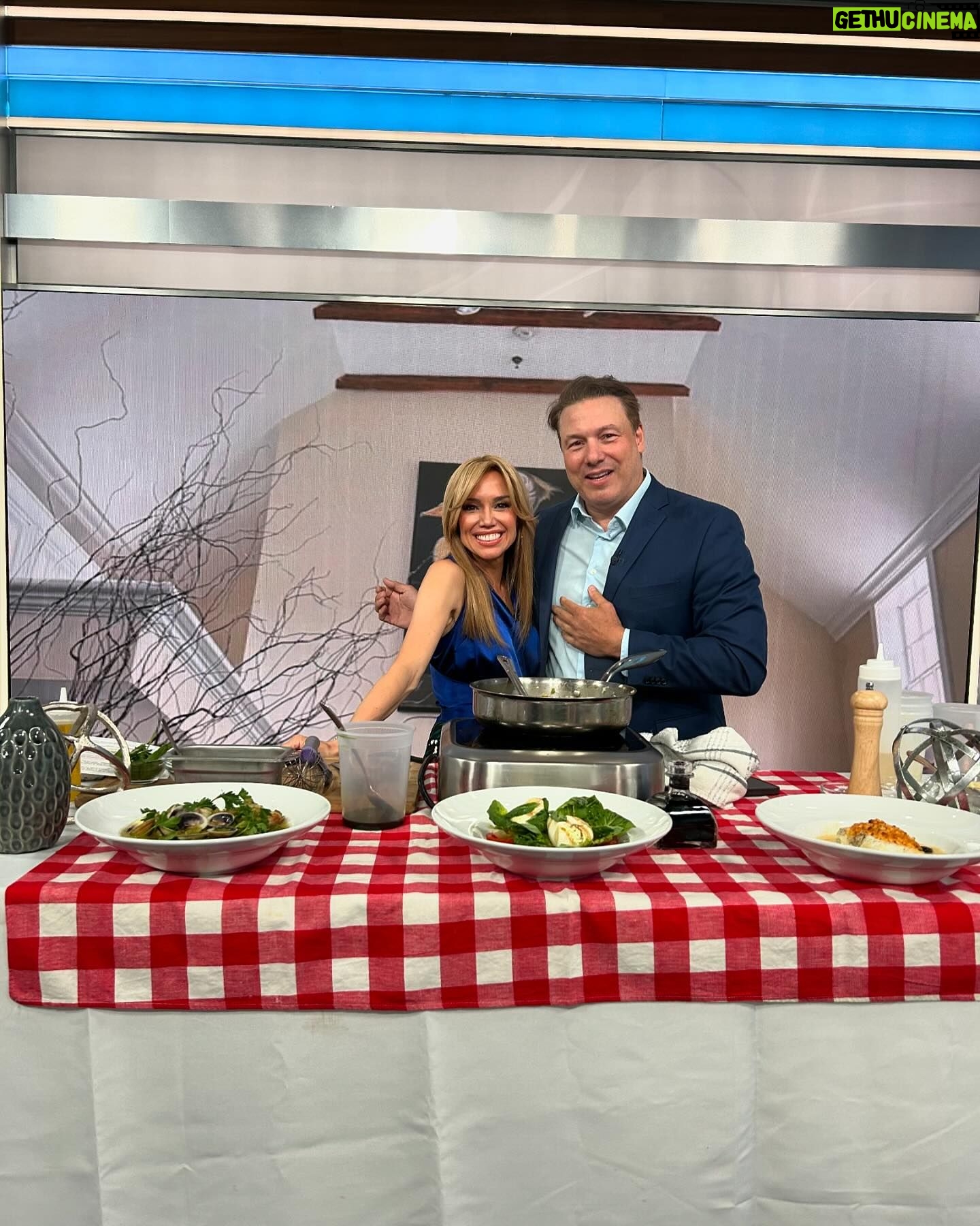 Rocco DiSpirito - 390 Likes - Rocco DiSpirito is cooking up some seriously tasty dishes this summer!
He stopped by to tell Sara all about @il_pellicano_southampton and more. He even made one of his beloved pasta dishes. Link in bio for all the tasty details.
#NewYorkLiveTV #RoccoDiSpirito