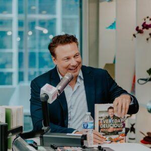 Rocco DiSpirito Instagram - So thrilled that @roccodispirito stopped by to chat about his latest book, #EverydayDelicious 🍽️ We can’t wait to get cracking in these recipes 👨‍🍳
 
#RoccoDiSpiritoOnElvis in our @MercedesBenzUSA Interview Lounge #MBInterviewLounge (Photos by: @rachel_kaplan for @iheartradio)